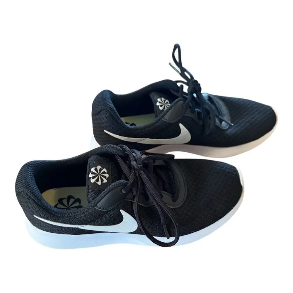 Nike Black & White Athletic Running Sneakers Womens Size 7 Casual Active